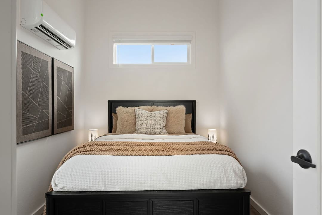 Ata-01 bedroom home features